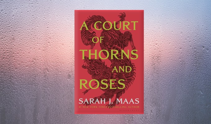 Una portada del libro de la corte de espinas y rosas sobre fondo de vidrio de vapor