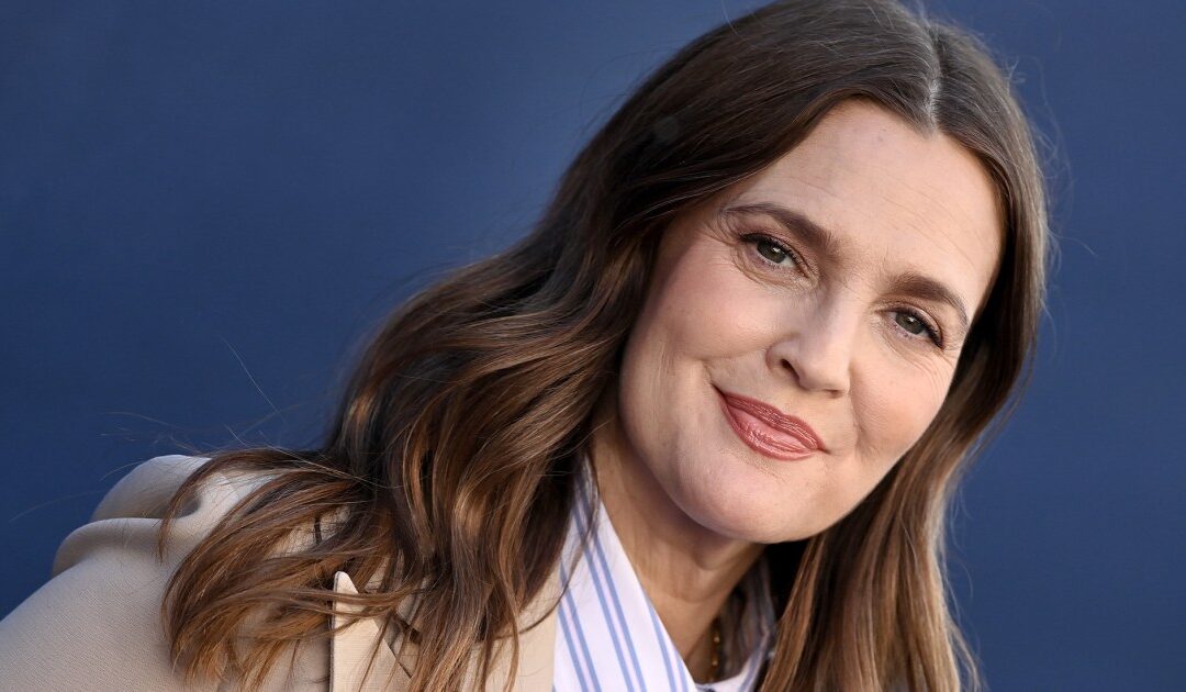 Drew Barrymore y Mindy Kaling clavan la tendencia ‘te ves más feliz’