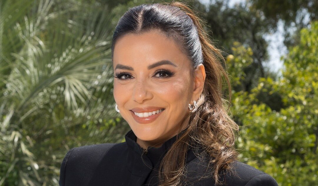 Eva Longoria aturde con un vestido de cabestro hundido y ahora yo también necesito uno