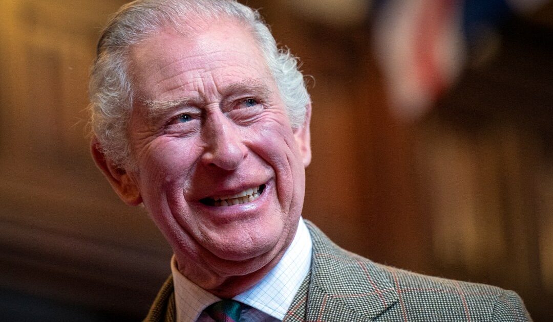 Palace comparte un video del rey Charles paseando por el jardín
