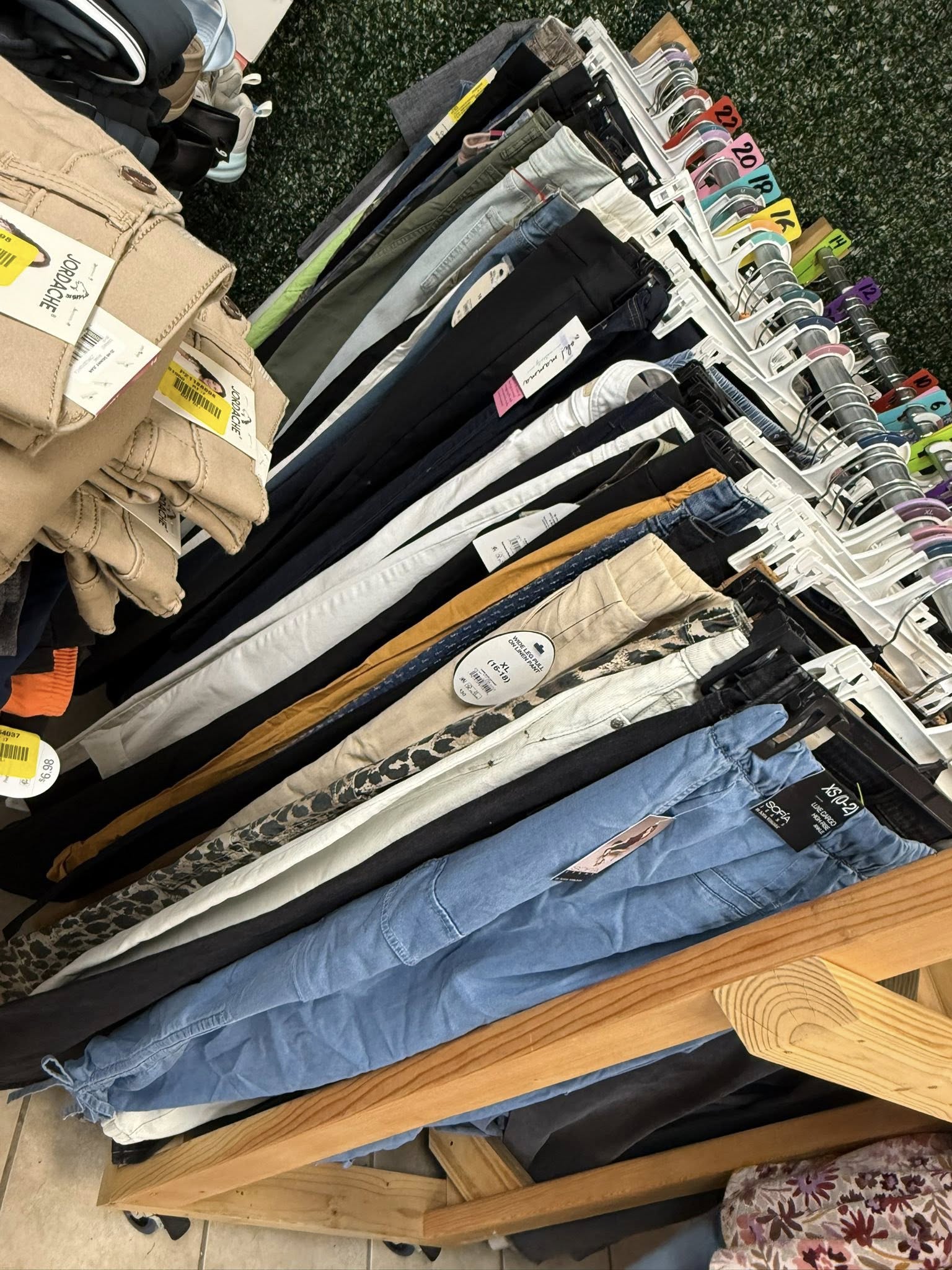 Mucha selección de ropa vengan a visitarnos tenemos una amplia variedad de ropa …