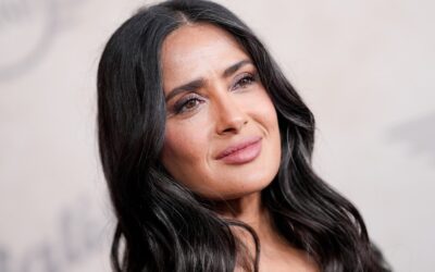 Salma Hayek aturdimientos en bikini blanco y bailes junto a la piscina