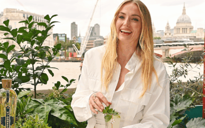 El set de falda blanca ventosa de Sophie Turner robó el espectáculo