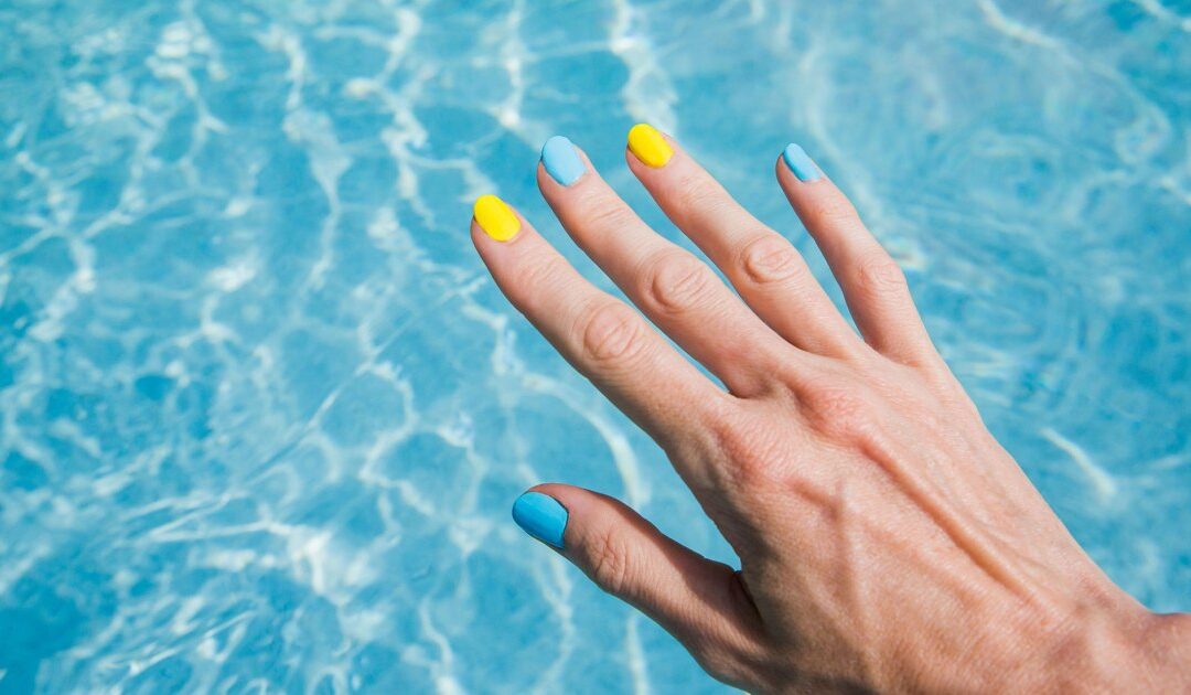 Las ‘uñas de verano italianas’ están en tendencia en este momento