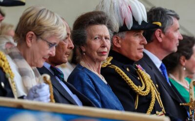 La princesa Anne usa un vestido de envoltura, pero todos los ojos están en su broche