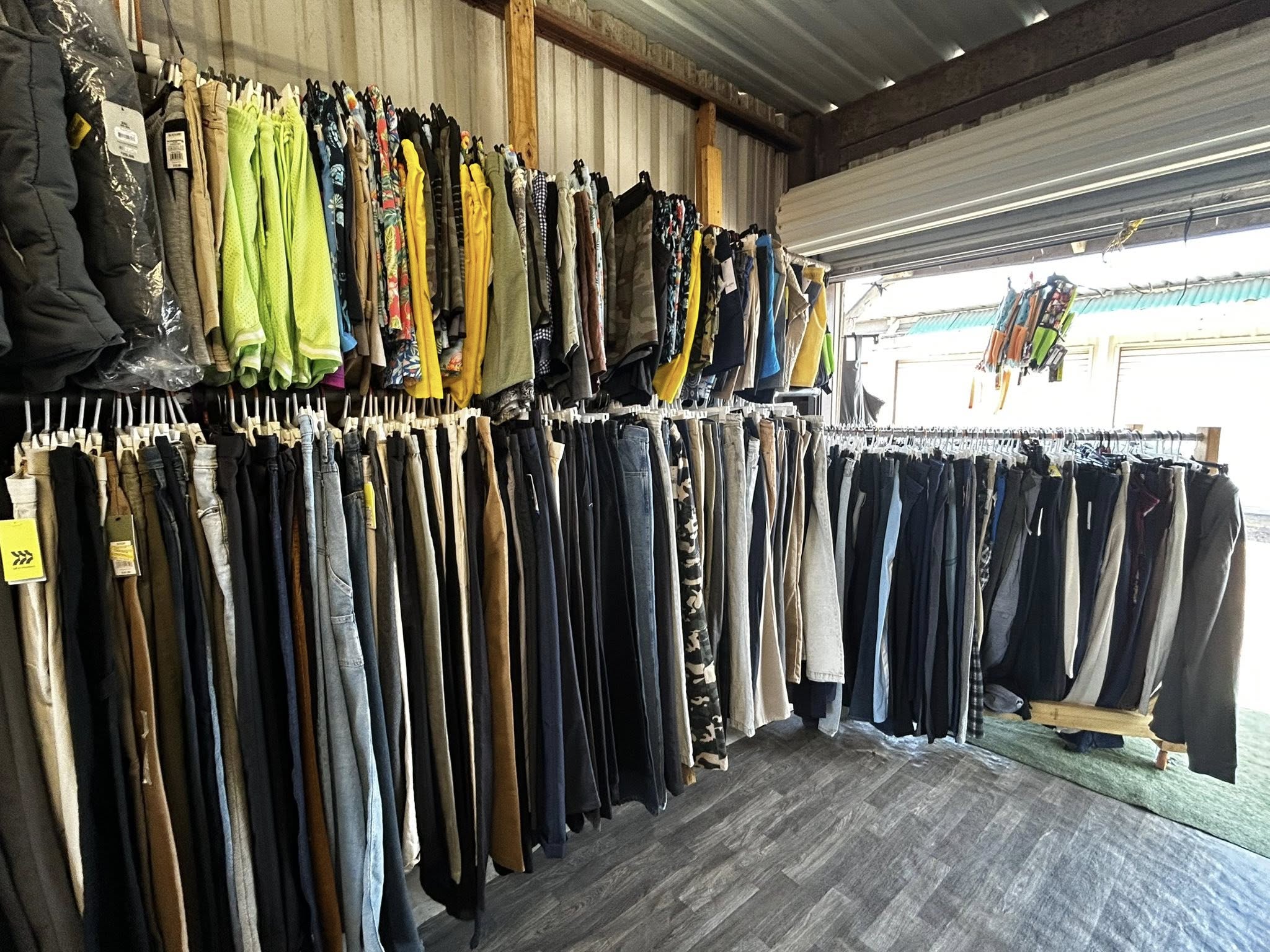 Recuerden que tenemos dos locales  ropa de hombre tenemos todas las talla dispon…