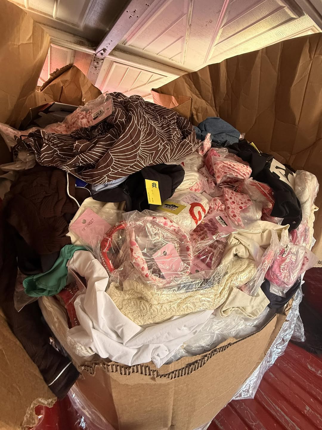 ¡SORPRESA EN LA TIENDA! 

¡Llegó la mercancía perdida… y está INCREÍBLE!   
Rop...