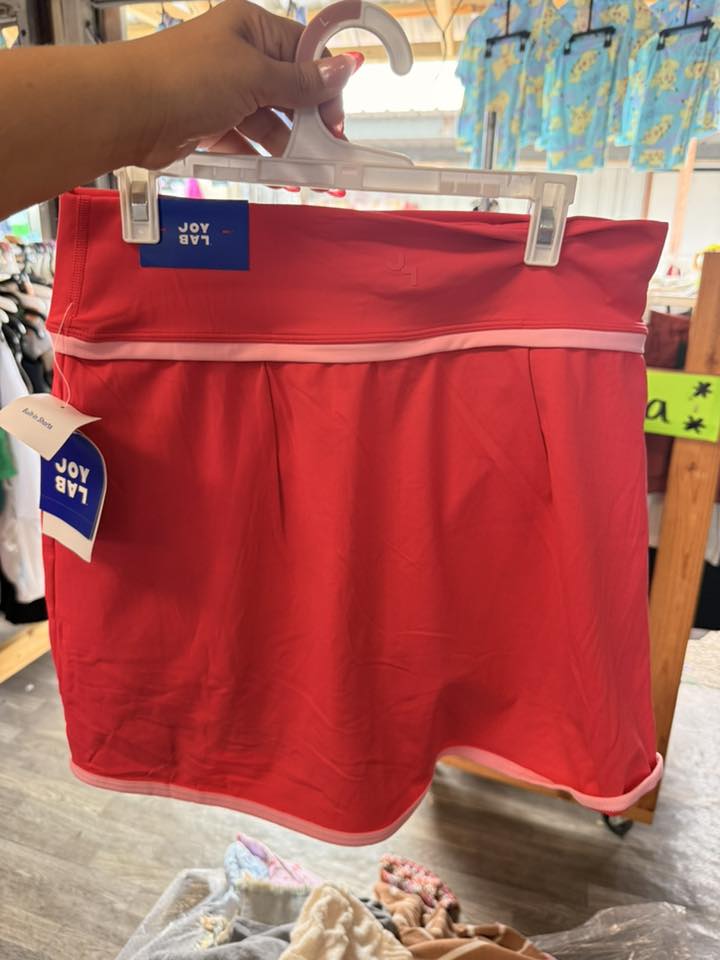¡VENGAN, VENGAN MI GENTE! 
 Estamos abriendo ropa NUEVA de Target 
 Hay de todo…