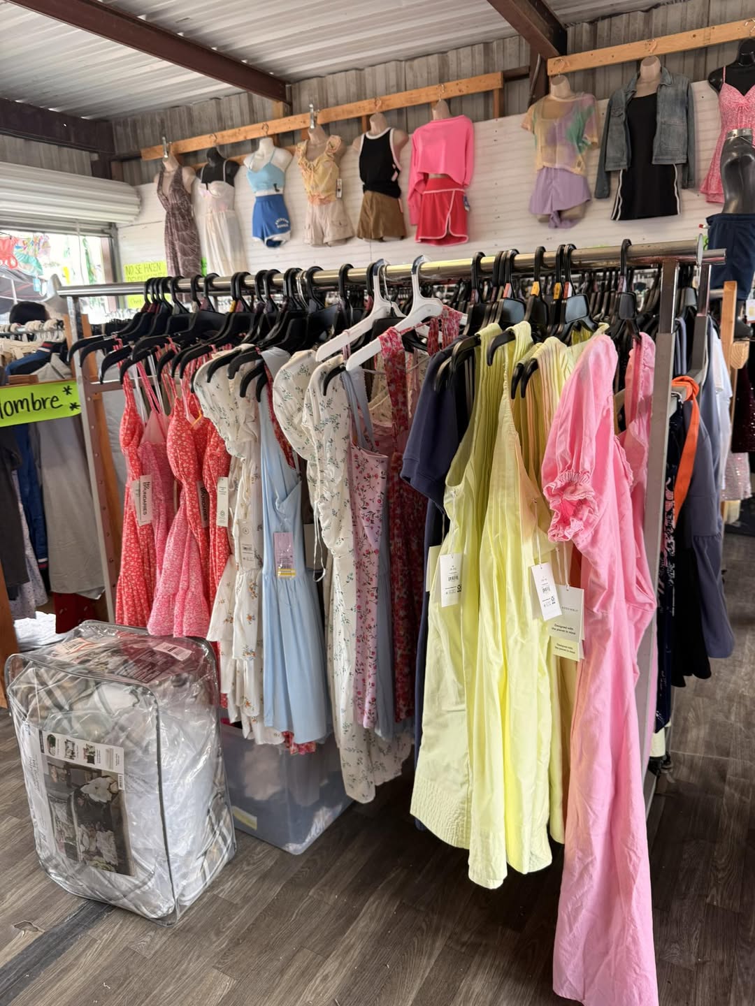 ¡Tenemos una gran selección de vestidos para muchachas y muchachonas! 

 Visíta...